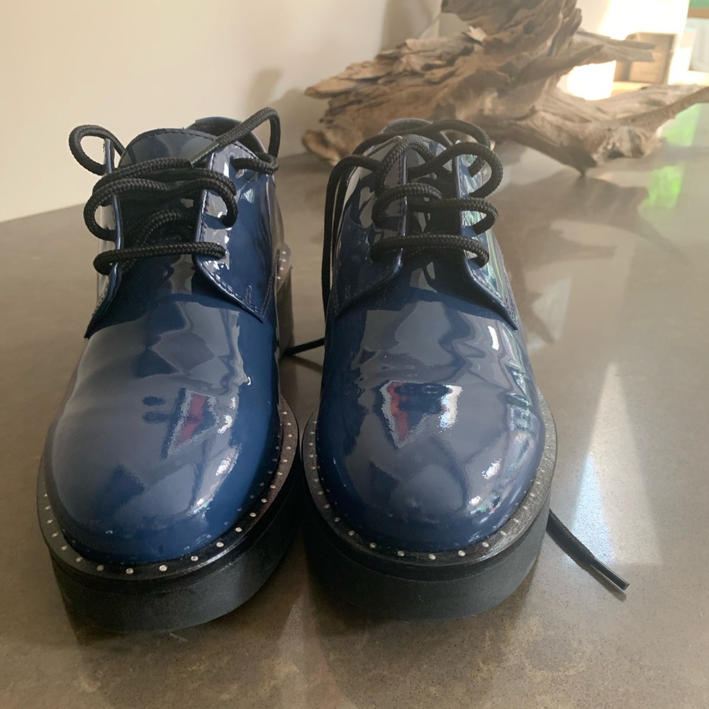 Bos&Co patent royal blue shoes